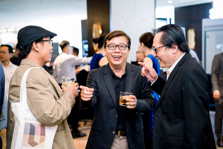 Không khí gặp gỡ, trao đổi thân mật giữa các khách mời