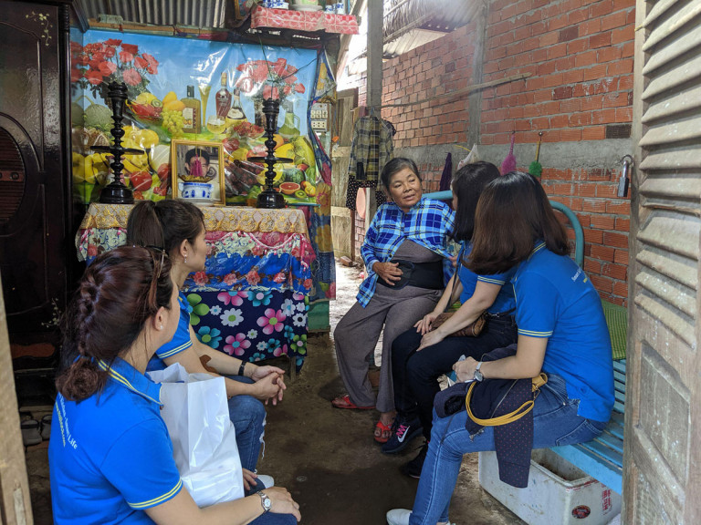 Hình 4: Thăm hỏi, tặng quà cho những hộ gia đình khó khăn, người già neo đơn và bị bệnh hiểm nghèo 