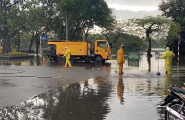 Nhân viên Công ty Thoát nước Hà Nội xử lý thoát nước kịp thời tại một số tuyến phố sau trận mưa lớn ngày 29/5. Ảnh: VGP/Diệu Anh