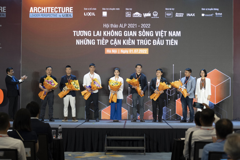 Đại diện Đơn vị Tổ chức tặng hoa chủ đầu tư, đơn vị thực hiện dự án và 5 Công ty Kiến trúc tham dự chương trình.