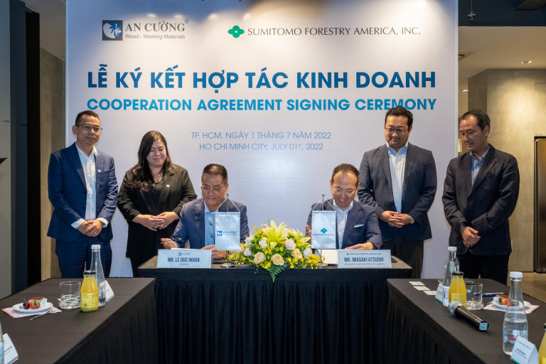 Đại diện Gỗ An Cường (ACG) và Sumitomo Forestry America thực hiện nghi thức ký kết