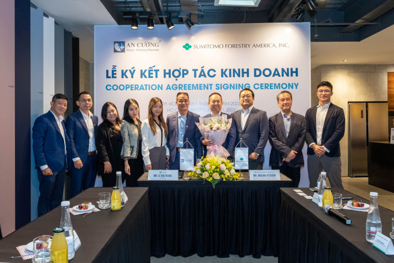 Ông Lê Đức Nghĩa Chủ tịch HĐQT trao hoa cho đại diện Sumitomo Forestry America
