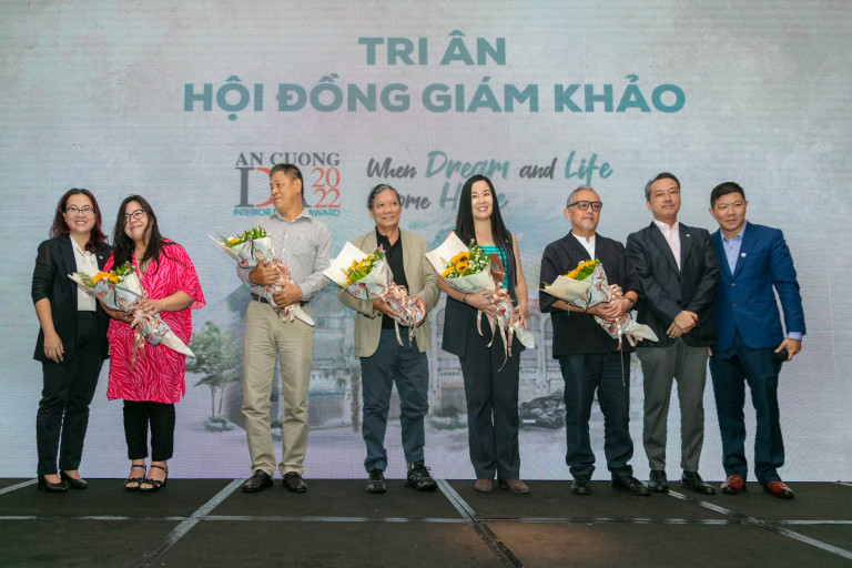 Đại diện Gỗ An Cường trao tặng hoa tri ân đến thành viên Ban Giám Khảo - An Cường IDA 2022