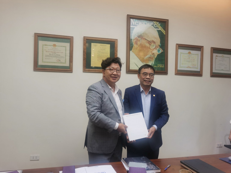 Chủ tịch Hội KTS Việt Nam, TS. KTS. Phan Đăng Sơn và ông Han Young Keun – Phó Chủ tịch thường trực Hội KTS Hàn Quốc.