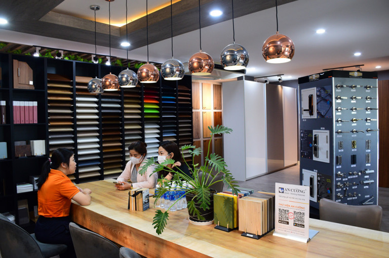 Khách hàng đang được tư vấn về vật liệu gỗ công nghiệp và các giải pháp tại showroom