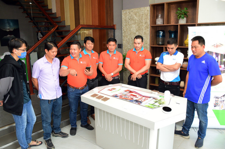 Nhân viên An Cường trình bày về ứng dụng nhà thông minh