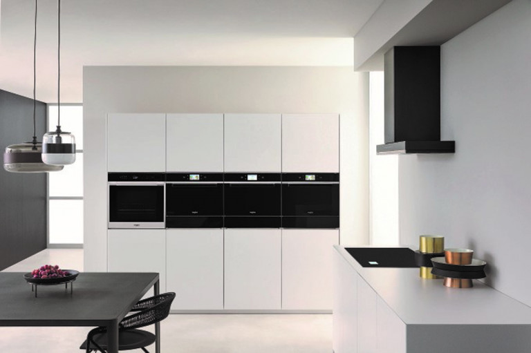 Bộ sưu tập thiết bị bếp Whirlpool với tone màu đen phù hợp với các căn bếp hiện đại, tối giản và cao cấp. Máy hút mùi kết hợp hút tuần hoàn hoặc hút thông gió tùy nhu cầu và thiết kế gian bếp.