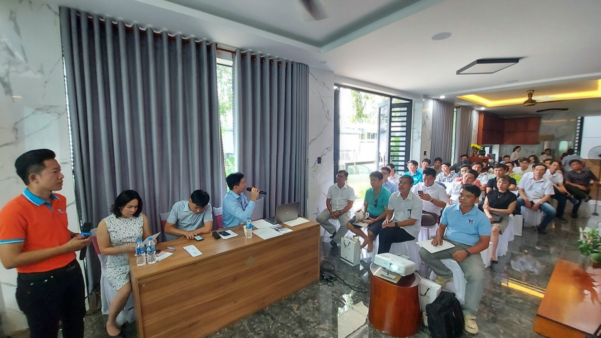 Khách mời lắng nghe chia sẻ chủ đề “Giải pháp 4.0 cho không gian nội thất”