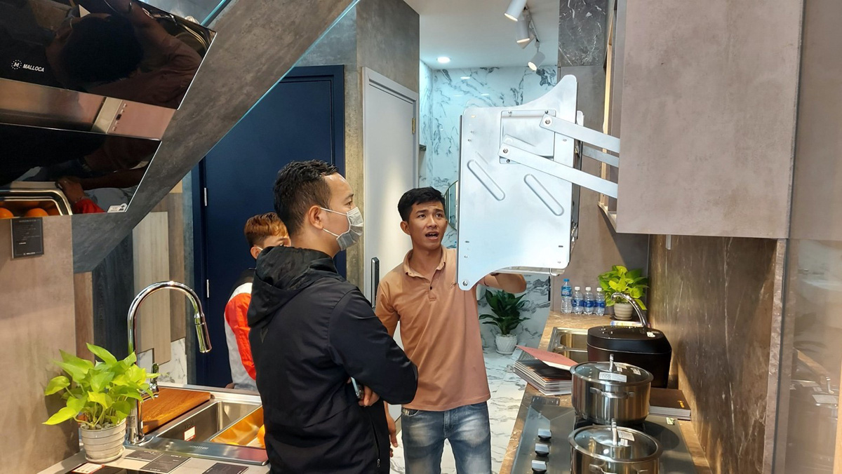 Khách mời tham quan ứng dụng thực tế tại Showroom Thanh Tâm