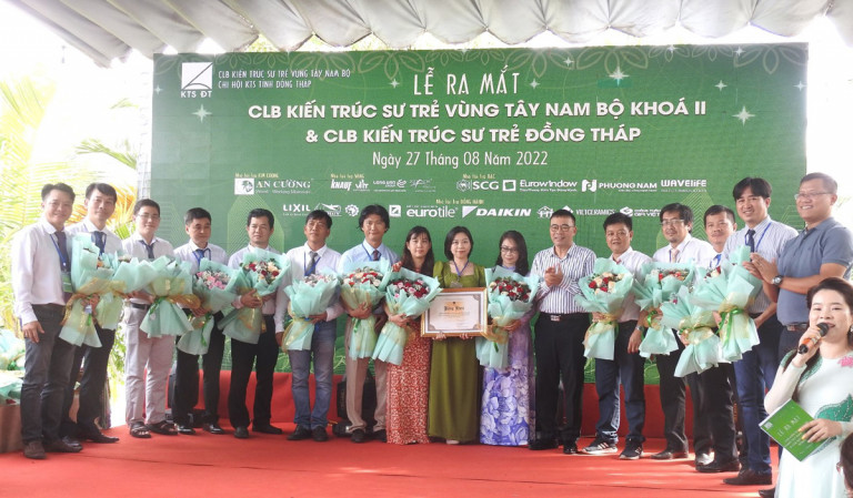 Ảnh: CLB KTS Trẻ vùng Tây Nam Bộ vinh dự nhận Bằng khen từ Chủ tịch Hội KTSVN