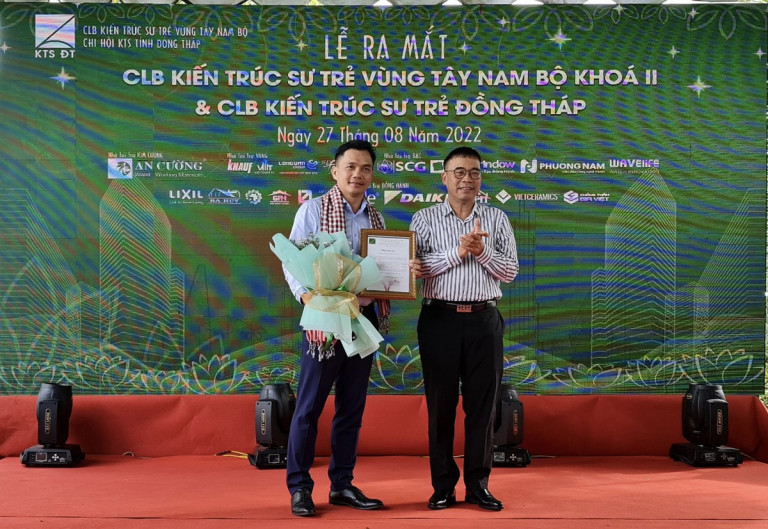 Đại diện Gỗ An Cường – Ông Lê Thanh Phong nhận hoa và thư cám ơn từ Ban Tổ Chức 