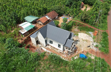 Mái tôn sóng ngói có giá thành rẻ nhưng độ bền, tính thẩm mỹ và chống nóng cao