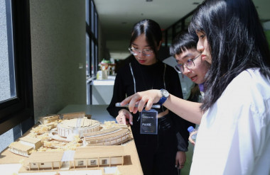 Thầy Lê Tuấn Nghĩa cùng các bạn VGU nghiên cứu mô hình của trường AAU để tìm thêm ý tưởng về kiến trúc Thái Lan