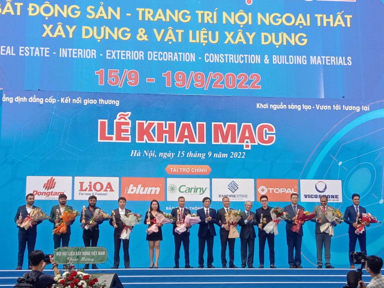 Các đơn vị tài trợ nhận hoa và giấy khen của Ban tổ chức.