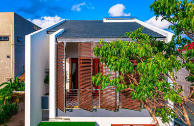 Giải pháp vừa giúp đón gió, chắn nắng vừa tạo hướng nhìn thư giãn ra bờ hồ phía trước