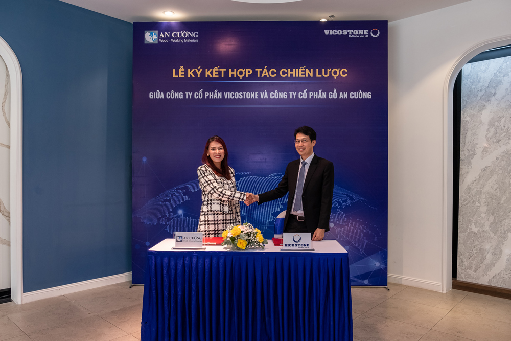 Bà Nguyễn Thị Hảo – Phó Tổng Giám Đốc Gỗ An Cường tiến hành ký thỏa thuận hợp tác chiến lược cùng Ông Phạm Trí Dũng – Phó Tổng Giám Đốc Vicostone