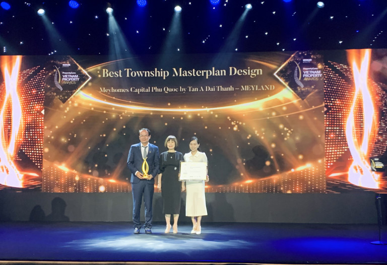 Bà Nguyễn Thị My Lan trao giải Best Township Masterplan Design