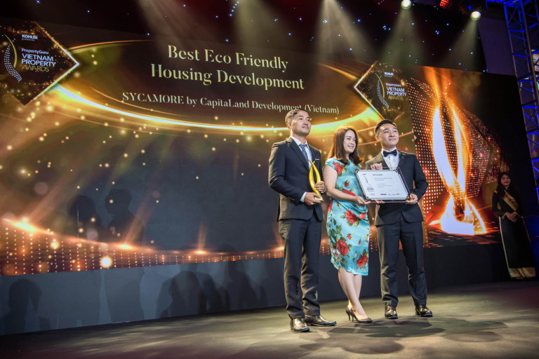 Đại diện Saint-Gobain trao giải Best Eco-Friendly Housing Development