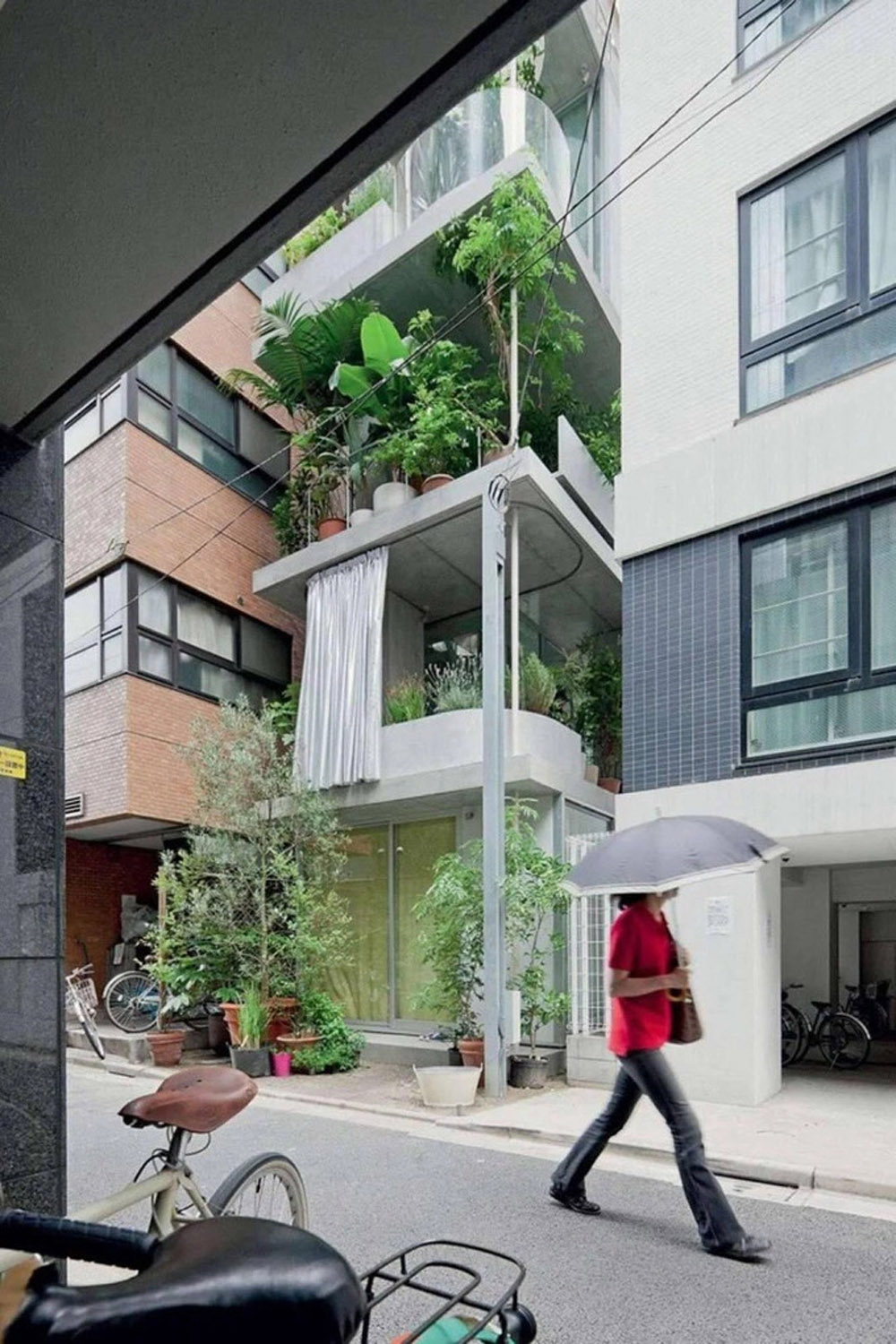 Những căn nhà ống nhỏ hẹp vẫn có giải pháp về thoát hiểm khi hỏa hoạn. (Ảnh: Arquitecturaviva, Ryue Nishizawa)