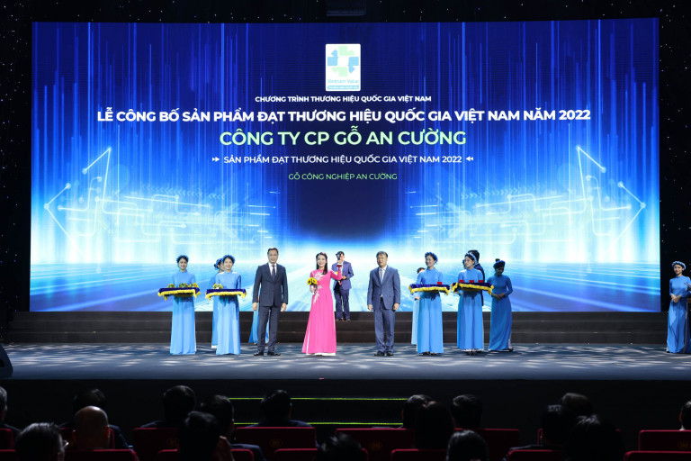 Chị Nguyễn Thị Hảo - Phó Tổng Giám Đốc Gỗ An Cường đại diện nhận Thương Hiệu Quốc Gia - Vietnam Value 2022