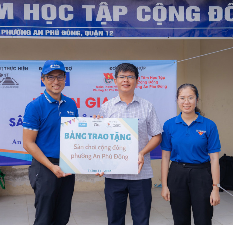 Ông Erick Contreras, Tổng Giám đốc BASF Việt Nam, trao bảng tượng trưng bàn giao sân chơi cho cộng đồng địa phương