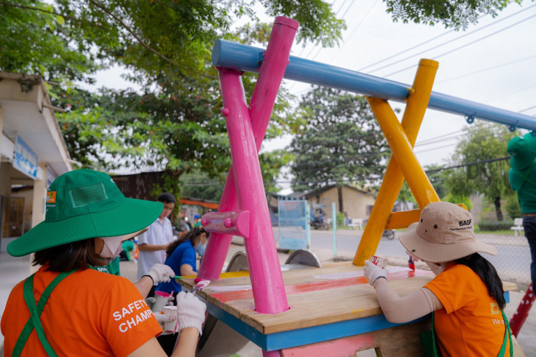 Tình nguyện viên BASF tự tay sơn trang trí các thiết bị chơi được làm từ các vật liệu ít phát thải, thân thiện môi trường