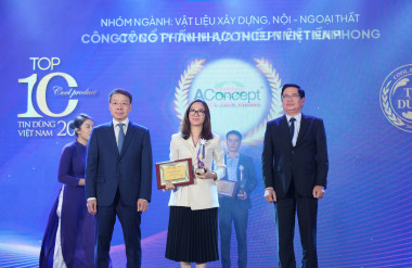 Bà Nguyễn Thị Lan Phương - Giám đốc AConcept chi nhánh Hà Nội lên nhận giải