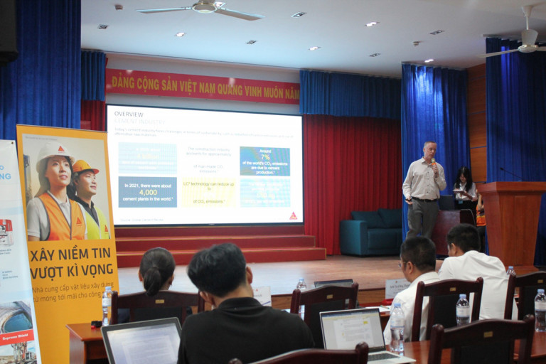 Ông Alan Bromwich - Giám đốc Thị trường Bê tông và Sửa chữa Sika® Việt Nam đang chia sẻ các giải pháp bền vững 