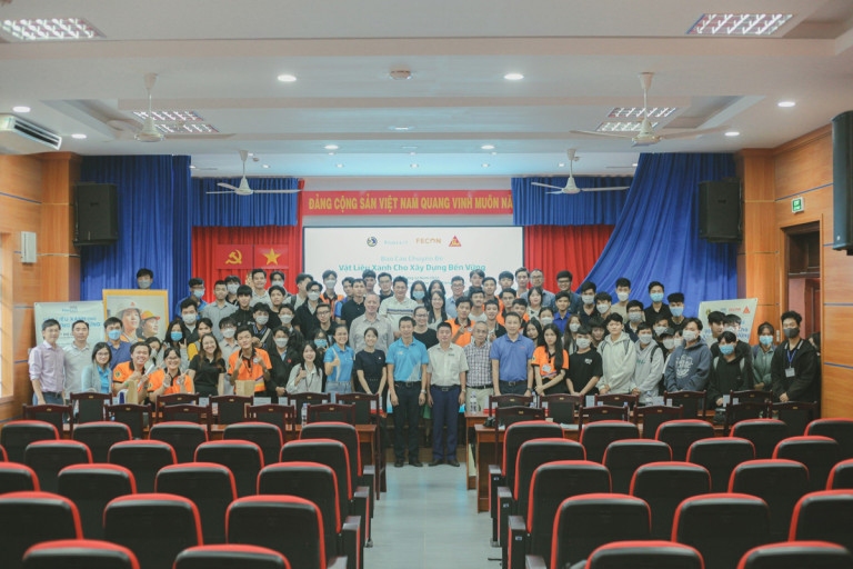 Báo cáo chuyên đề "Vật Liệu Xanh Cho Xây Dựng Bền Vững" thu hút nhiều sinh viên chuyên ngành tại trường Đại học Giao thông Vận tải tham gia