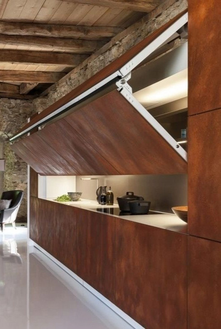 Cửa gấp thông minh giúp giấu kín căn bếp một cách hoàn hảo. Ảnh: Domain.