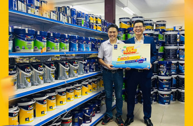 Đại diện AkzoNobel trao giải thưởng cho anh Đoàn Cao Sơn – chủ siêu thị sơn PainMart