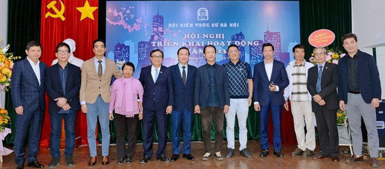 PCT Hội KTS Việt Nam chụp ảnh cùng Chủ tịch và các PCT Hội KTS Hà Nội cùng các Ủy viên Ban Thường vụ Hội KTS Hà Nội tại cuộc họp đầu năm 2023
