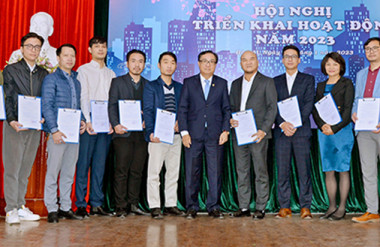TS-KTS Nguyễn Văn Hải – Chủ tịch Hội KTS Hà Nội, PCT Hội liên hiệp Văn học Nghệ thuật Hà Nội cùng các KTS mới kết nạp, các Chị hội trưởng Chi hội KTS mới thành lập ngay tại cuộc họp đầu năm 2023