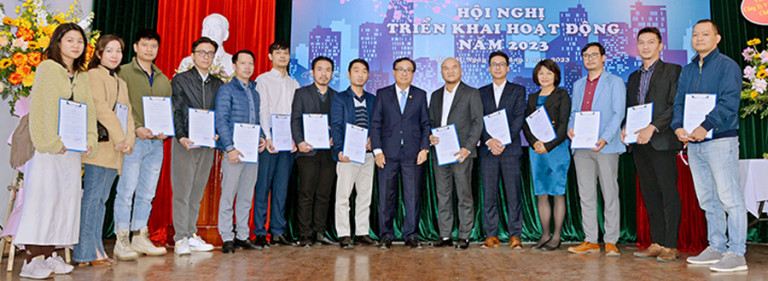 TS-KTS Nguyễn Văn Hải – Chủ tịch Hội KTS Hà Nội, PCT Hội liên hiệp Văn học Nghệ thuật Hà Nội cùng các KTS mới kết nạp, các Chị hội trưởng Chi hội KTS mới thành lập ngay tại cuộc họp đầu năm 2023