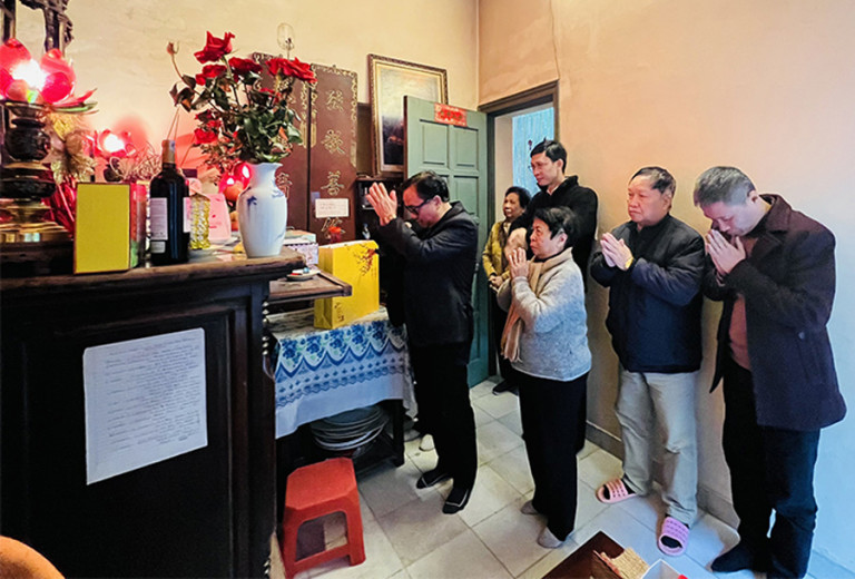 TS-KTS Nguyễn Văn Hải cùng đoàn KTS Hà Nội tới thăm và dâng hương trước ban thờ tại gia đình cố KTS Trịnh Hồng Triển – vị chủ tịch đầu tiên Hội KTS Hà Nội
