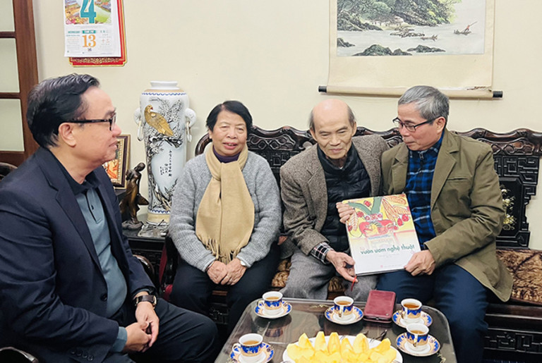 KTS Trần Huy Ánh , ủy viên Ban thường vụ - trưởng ban Kiểm tra Hội KTS Hà Nội thay mặt các cựu đội viên Đội vẽ Cung Thiếu nhi Hà Nội nói lời cảm ơn tới KTS Lê Văn Lân – người đã thiết kế Cung thiếu nhi Hà Nội và tặng cuốn sách ”Từ Vườn ươm Nghệ thuật ấy” do các cựu Đội Vẽ biên soạn mới xuất bản
