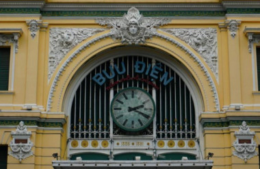 Bưu điện Trung tâm Sài Gòn và Dinh Thống đốc Nam Kỳ là hai công trình tiêu biểu nhất của KTS Alfred Foulhoux. Sự đặc dụng những trang trí dày đặc, cầu kỳ cùng tính cách trang nghiêm, đường bệ của tổng thể có ảnh hưởng đến thị hiếu sau này của những chủ nhà người Việt ở miền Nam. Ảnh: Nhã Nam.