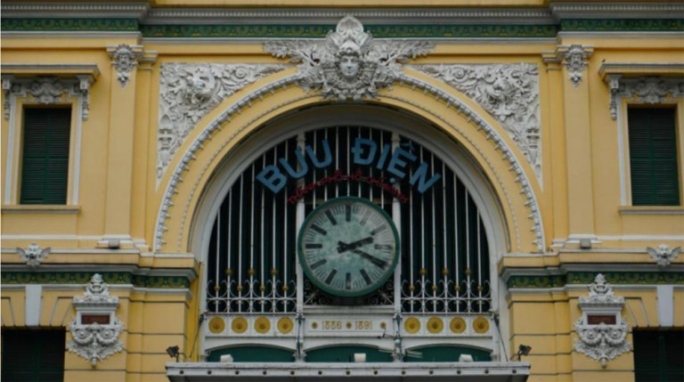 Bưu điện Trung tâm Sài Gòn và Dinh Thống đốc Nam Kỳ là hai công trình tiêu biểu nhất của KTS Alfred Foulhoux. Sự đặc dụng những trang trí dày đặc, cầu kỳ cùng tính cách trang nghiêm, đường bệ của tổng thể có ảnh hưởng đến thị hiếu sau này của những chủ nhà người Việt ở miền Nam. Ảnh: Nhã Nam.