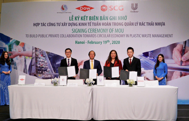 Lễ ký kết hợp tác công tư xây dựng kinh tế tuần hoàn trong quản lý rác thải nhựa giữa Bộ Tài nguyên và Môi trường, tập đoàn SCG, Dow Việt Nam và Unilever Việt Nam.