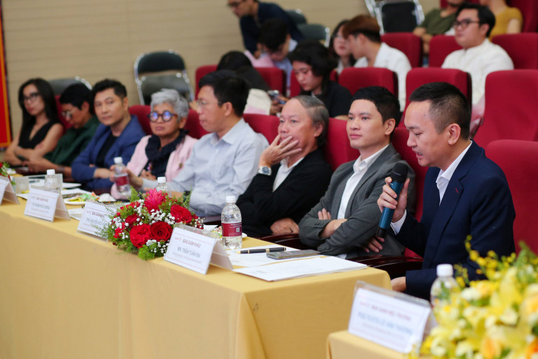 Ông Trần Tuấn Đại đặt câu hỏi cho thí sinh thuyết trình bài dự thi