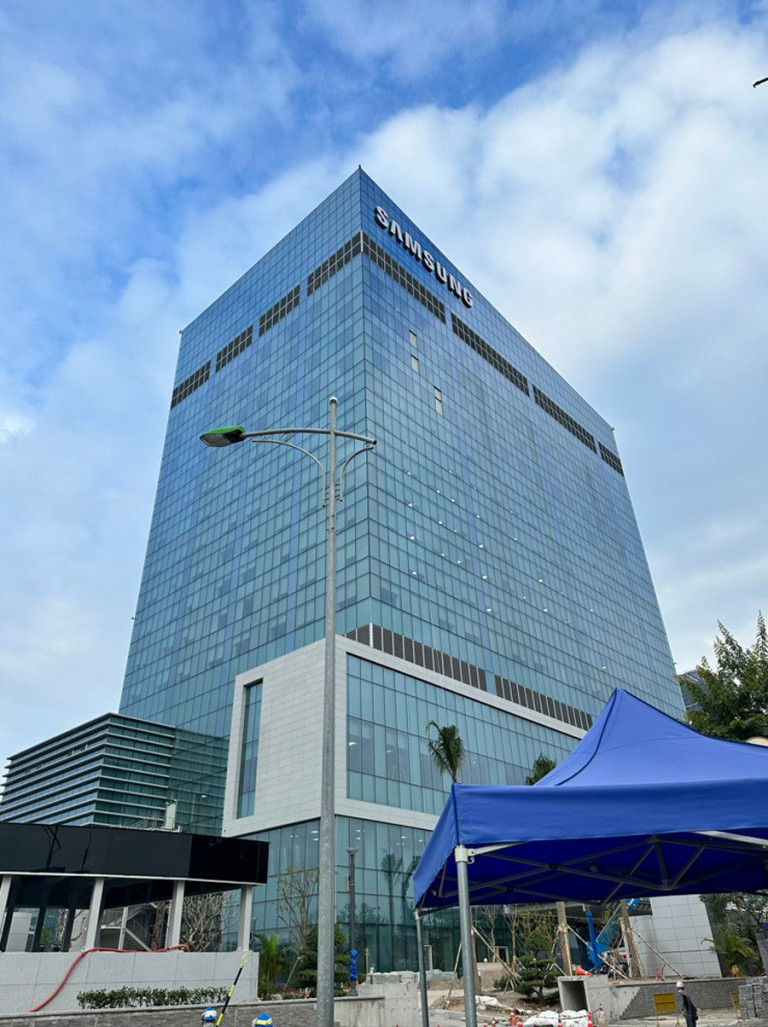 Kính an toàn khổ lớn với thiết kế đặc biệt tạo nên kiến trúc Trung tâm R&D Samsung tại Tây Hồ Tây hiện đại và sang trọng
