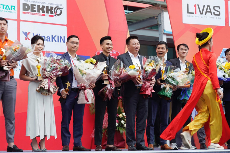 Ông Lê Khắc Ngân – Phó Tổng Giám Đốc Tập đoàn nhôm Vĩnh Hưng lên nhận kỷ niệm chương của ban tổ chức Vietbuild 2023