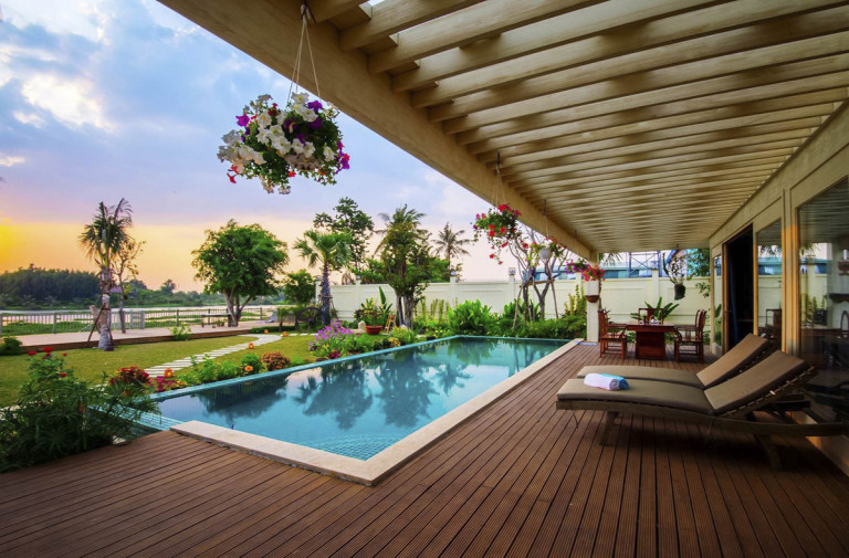 Gỗ Thermo được ứng dụng làm sàn hồ bơi Sunset Side Villa Ảnh: Trần Đức Homes