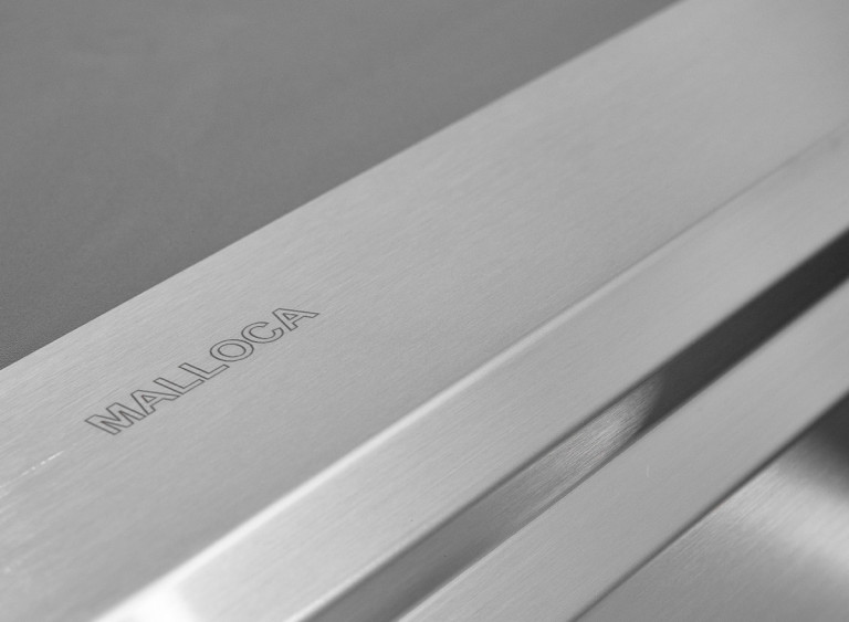 Chất liệu inox cao cấp với bề mặt xước thủ công tinh xảo