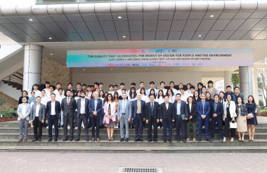 Đại biểu cùng các thầy, cô giáo và các bạn sinh viên chụp ảnh lưu niệm Italian design day 2023