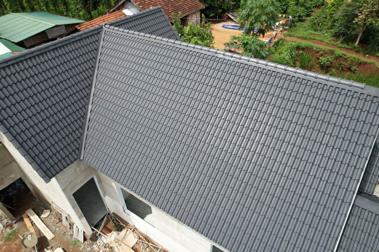 Xu hướng nhà mái Thái với thiết kế mái đổ dốc được áp dụng phổ biến (Ảnh: Tôn Pomina)