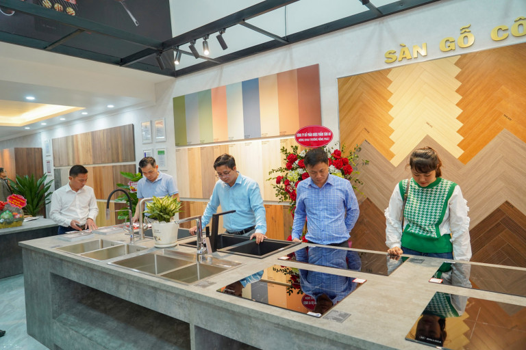 Khách hàng tham quan sản phẩm tại Showroom