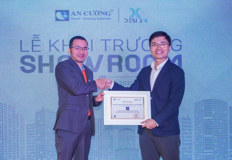 Ông Nguyễn Trung Kiên, Giám đốc điều hành miền Bắc An Cường Group trao giấy chứng nhận đối tác đến Ban lãnh đạo Công ty cổ phần Nội thất HamiHome.