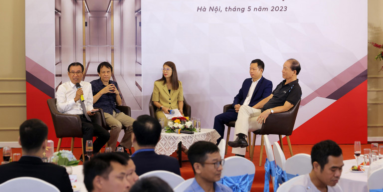 Người điều phối và các khách mời tham gia tọa đàm