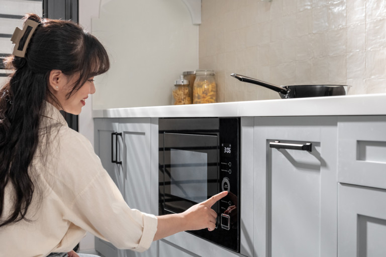 Sử dụng lò vi sóng cho những bữa ăn nhỏ ( Ảnh lò vi sóng Malloca MW927BG) 